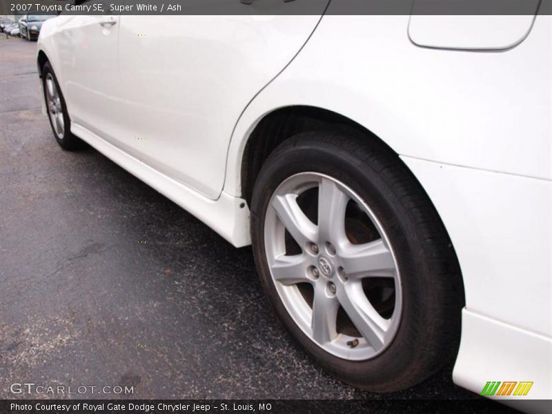 Super White / Ash 2007 Toyota Camry SE