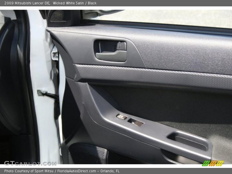 Wicked White Satin / Black 2009 Mitsubishi Lancer DE