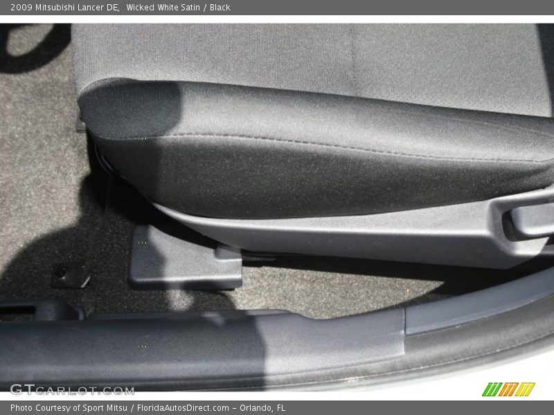 Wicked White Satin / Black 2009 Mitsubishi Lancer DE