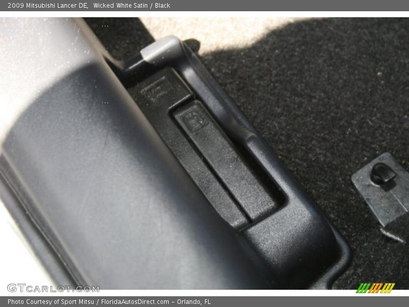 Wicked White Satin / Black 2009 Mitsubishi Lancer DE