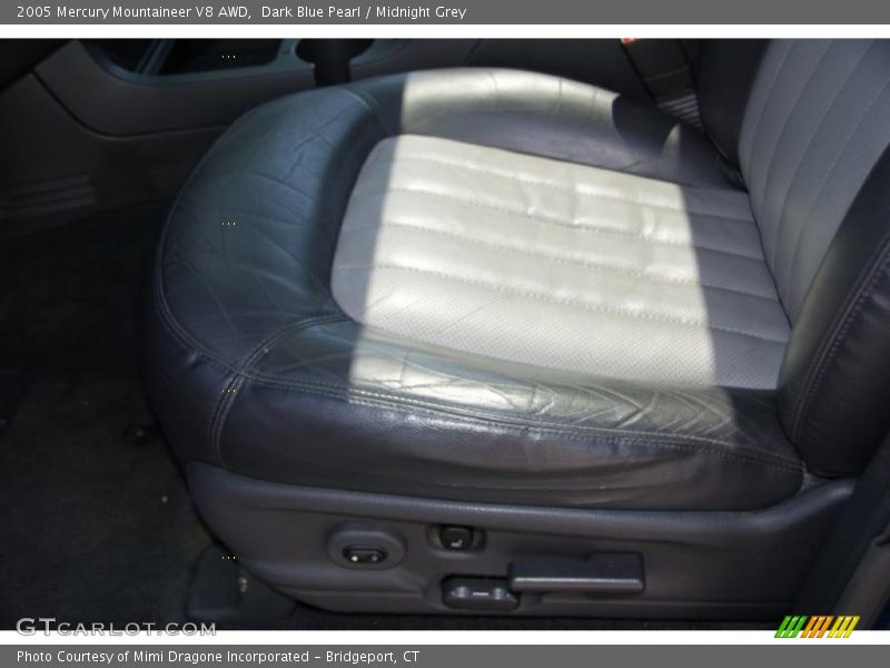 Dark Blue Pearl / Midnight Grey 2005 Mercury Mountaineer V8 AWD