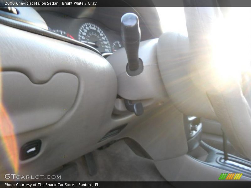 Bright White / Gray 2000 Chevrolet Malibu Sedan