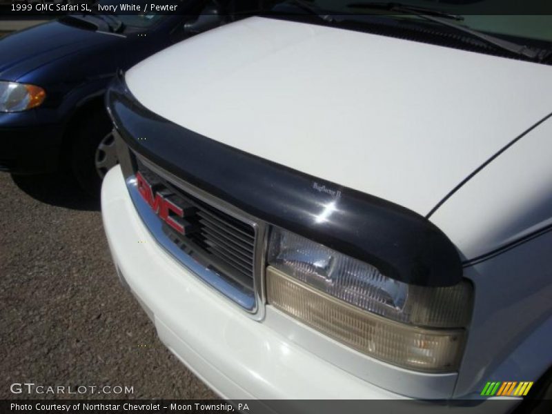 Ivory White / Pewter 1999 GMC Safari SL