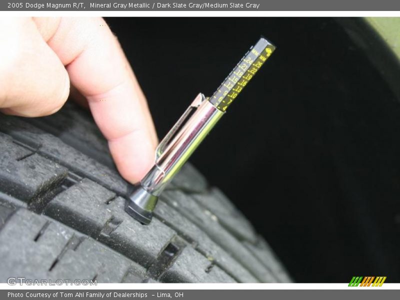 Mineral Gray Metallic / Dark Slate Gray/Medium Slate Gray 2005 Dodge Magnum R/T