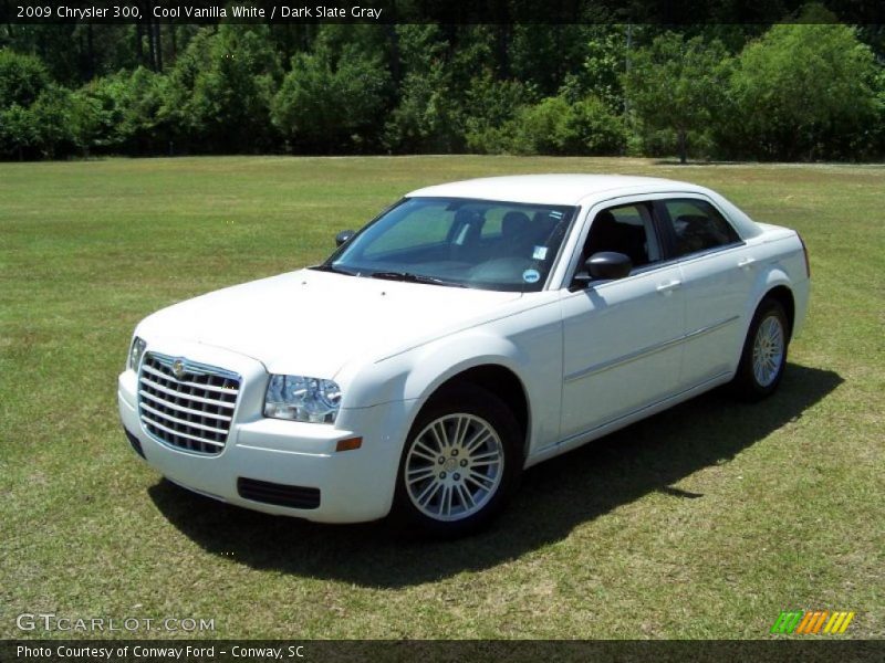 Cool Vanilla White / Dark Slate Gray 2009 Chrysler 300