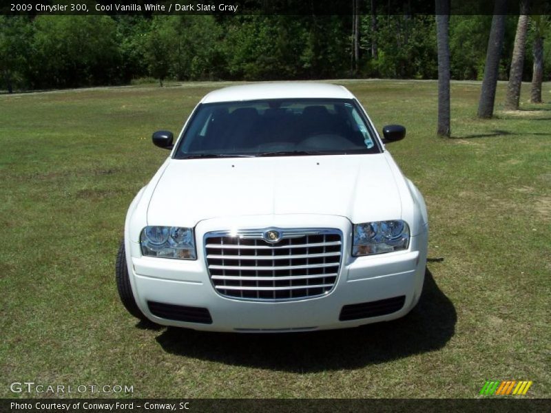 Cool Vanilla White / Dark Slate Gray 2009 Chrysler 300