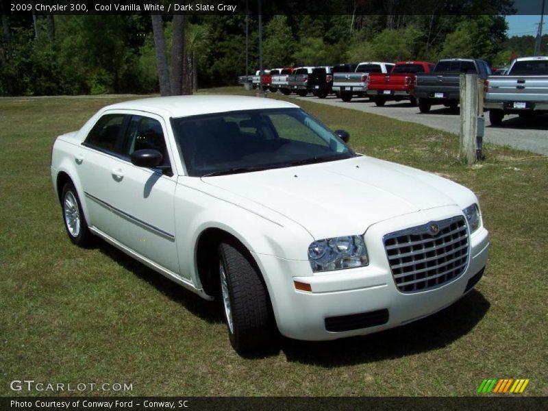 Cool Vanilla White / Dark Slate Gray 2009 Chrysler 300