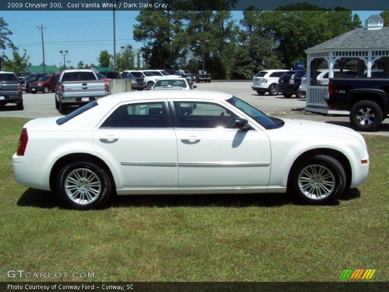 Cool Vanilla White / Dark Slate Gray 2009 Chrysler 300