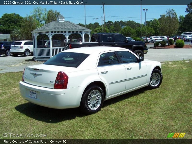 Cool Vanilla White / Dark Slate Gray 2009 Chrysler 300