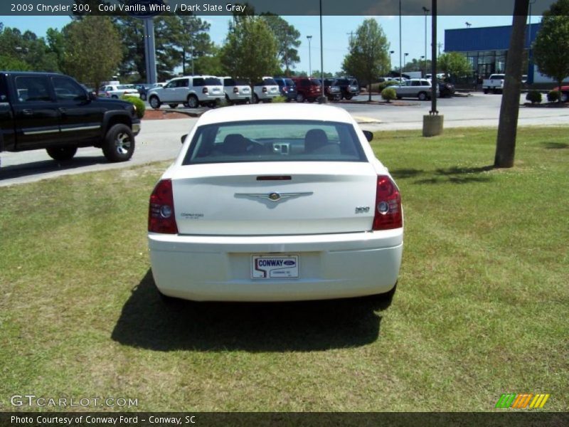 Cool Vanilla White / Dark Slate Gray 2009 Chrysler 300