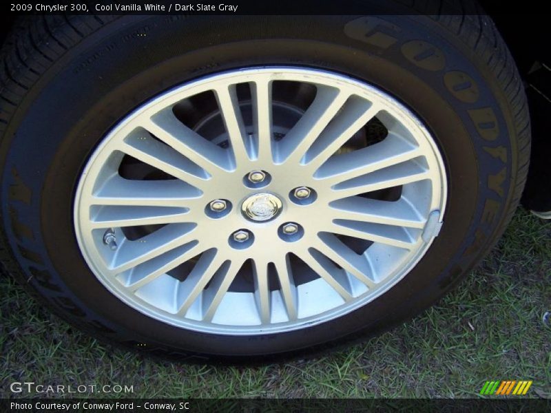 Cool Vanilla White / Dark Slate Gray 2009 Chrysler 300