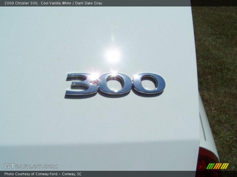 Cool Vanilla White / Dark Slate Gray 2009 Chrysler 300