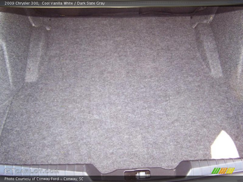 Cool Vanilla White / Dark Slate Gray 2009 Chrysler 300