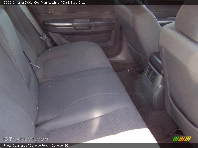 Cool Vanilla White / Dark Slate Gray 2009 Chrysler 300