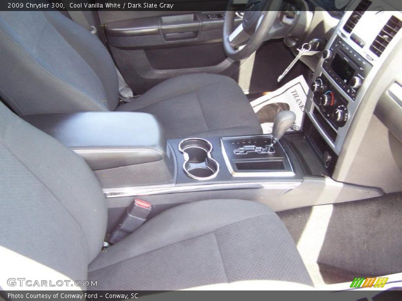 Cool Vanilla White / Dark Slate Gray 2009 Chrysler 300