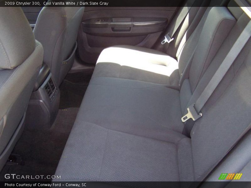 Cool Vanilla White / Dark Slate Gray 2009 Chrysler 300