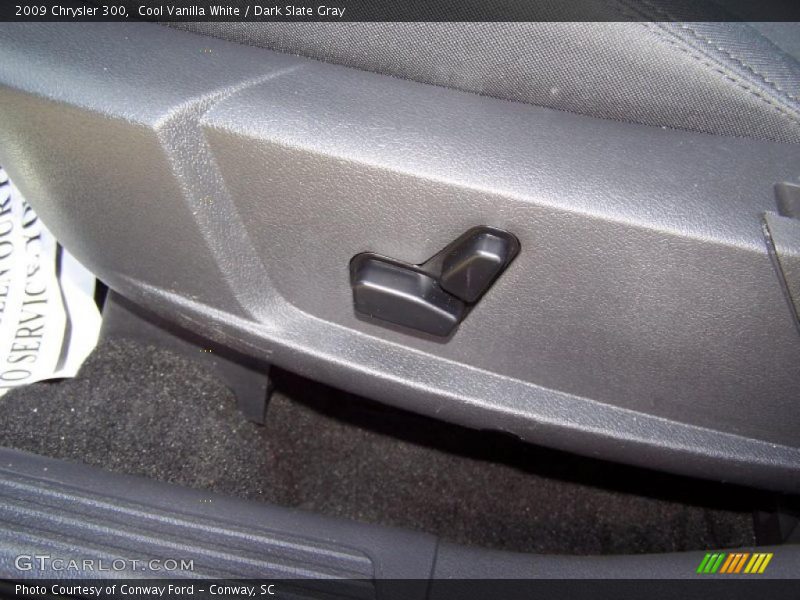 Cool Vanilla White / Dark Slate Gray 2009 Chrysler 300
