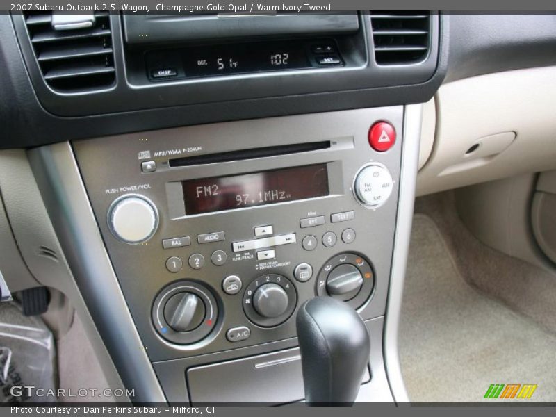 Champagne Gold Opal / Warm Ivory Tweed 2007 Subaru Outback 2.5i Wagon