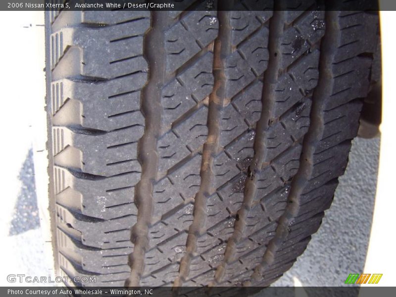 Avalanche White / Desert/Graphite 2006 Nissan Xterra S