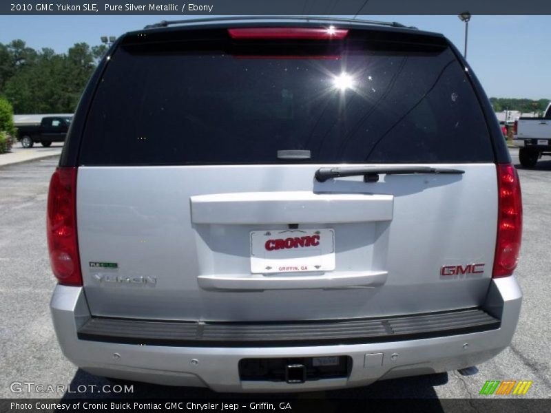 Pure Silver Metallic / Ebony 2010 GMC Yukon SLE