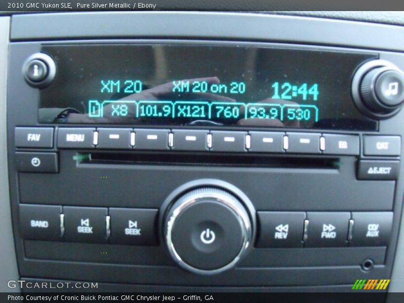 Pure Silver Metallic / Ebony 2010 GMC Yukon SLE