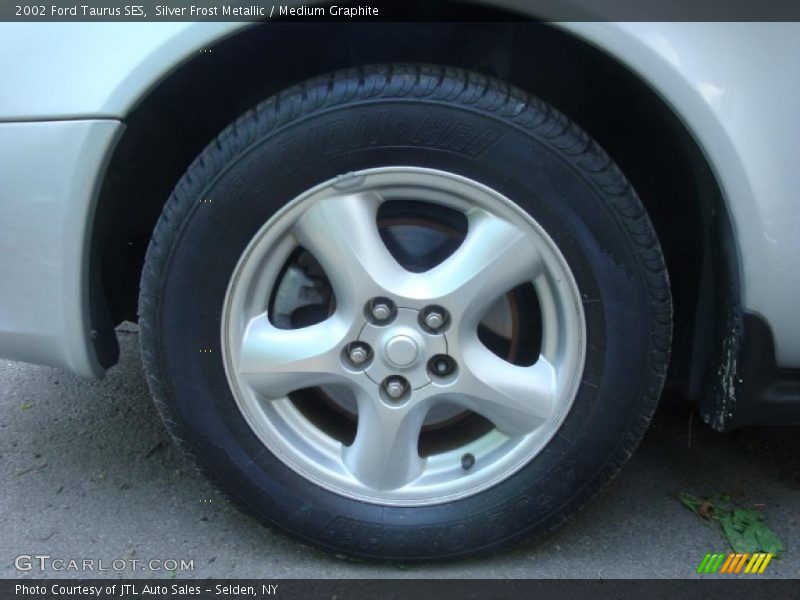 Silver Frost Metallic / Medium Graphite 2002 Ford Taurus SES