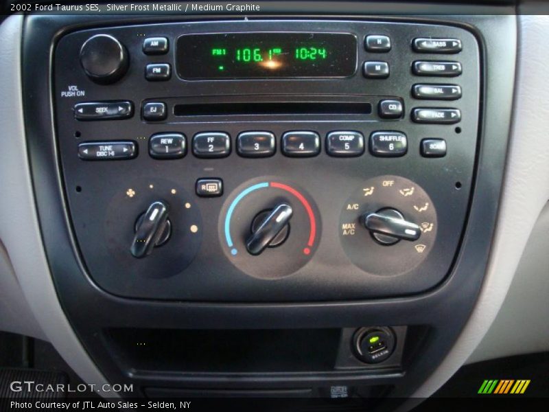 Silver Frost Metallic / Medium Graphite 2002 Ford Taurus SES