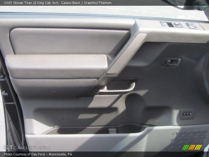 Galaxy Black / Graphite/Titanium 2005 Nissan Titan LE King Cab 4x4