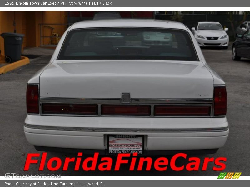 Ivory White Pearl / Black 1995 Lincoln Town Car Executive