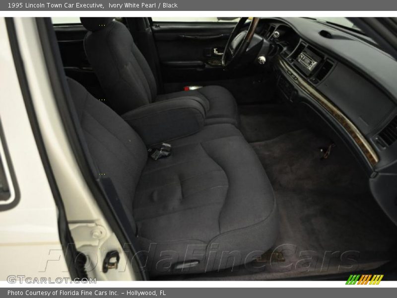 Ivory White Pearl / Black 1995 Lincoln Town Car Executive