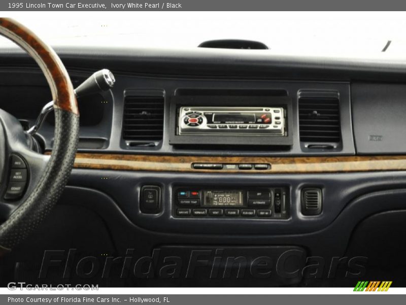 Ivory White Pearl / Black 1995 Lincoln Town Car Executive