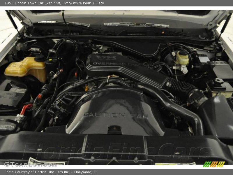 Ivory White Pearl / Black 1995 Lincoln Town Car Executive