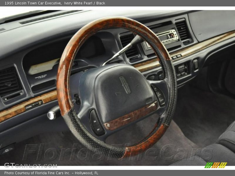 Ivory White Pearl / Black 1995 Lincoln Town Car Executive