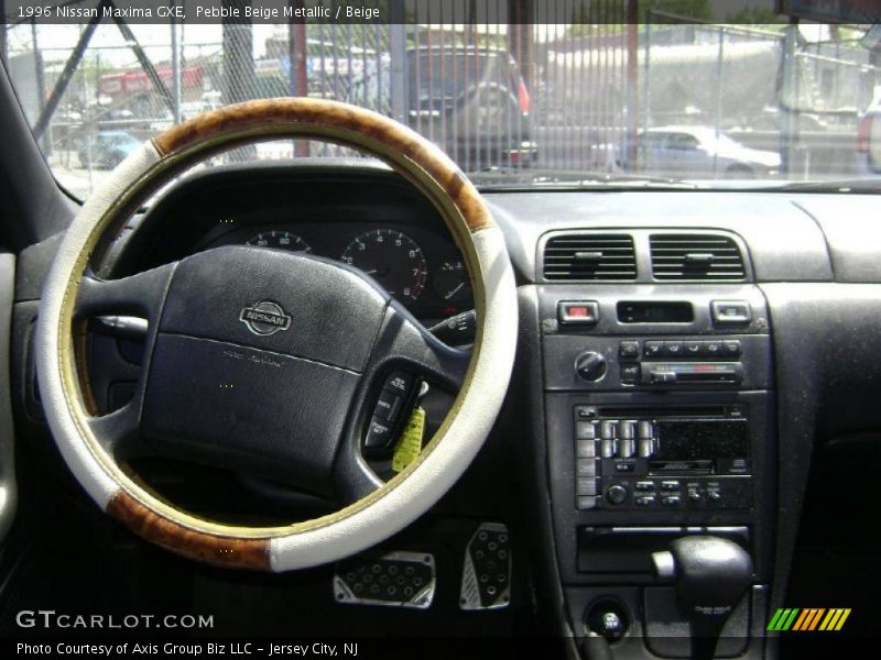 Pebble Beige Metallic / Beige 1996 Nissan Maxima GXE