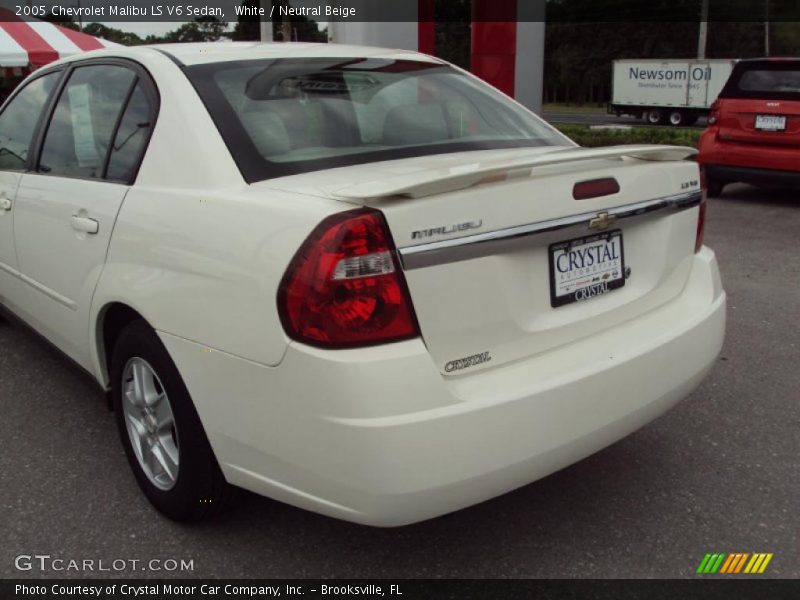 White / Neutral Beige 2005 Chevrolet Malibu LS V6 Sedan