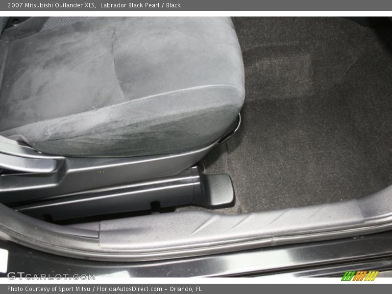 Labrador Black Pearl / Black 2007 Mitsubishi Outlander XLS