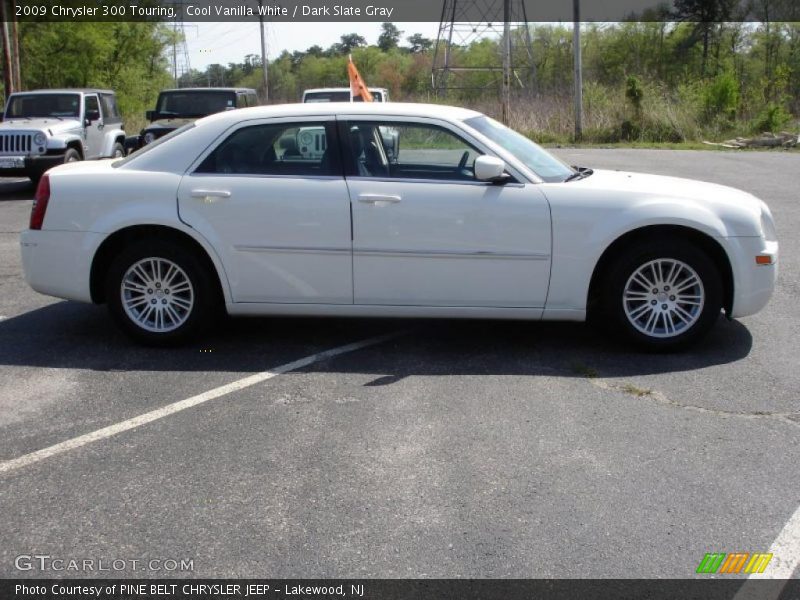 Cool Vanilla White / Dark Slate Gray 2009 Chrysler 300 Touring