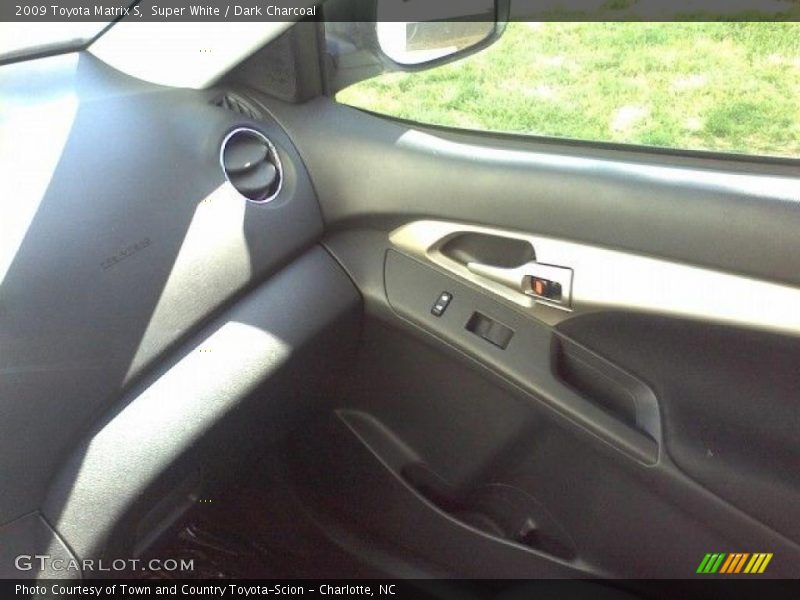 Super White / Dark Charcoal 2009 Toyota Matrix S