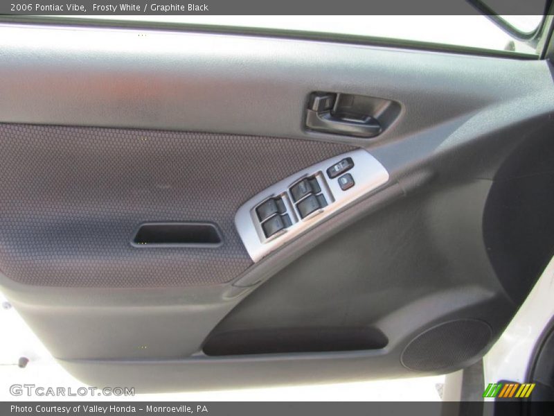 Frosty White / Graphite Black 2006 Pontiac Vibe