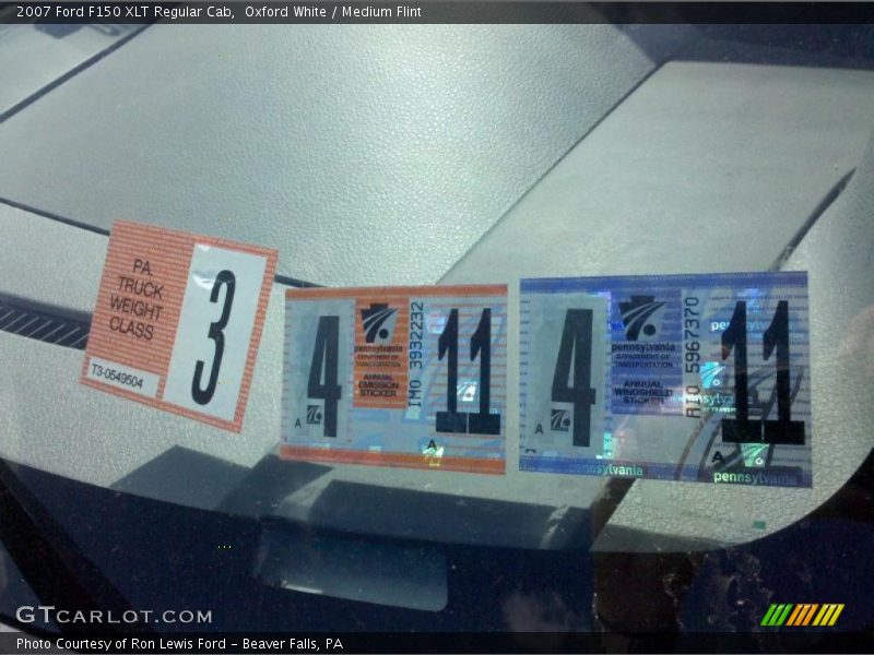 Oxford White / Medium Flint 2007 Ford F150 XLT Regular Cab