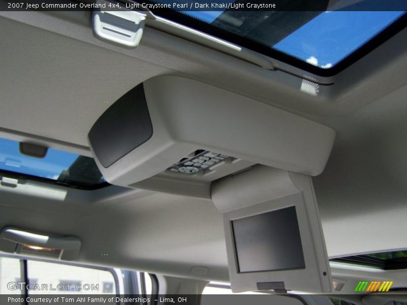 Light Graystone Pearl / Dark Khaki/Light Graystone 2007 Jeep Commander Overland 4x4