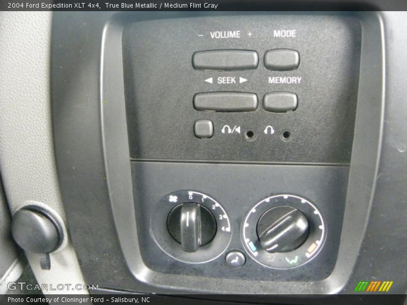 True Blue Metallic / Medium Flint Gray 2004 Ford Expedition XLT 4x4