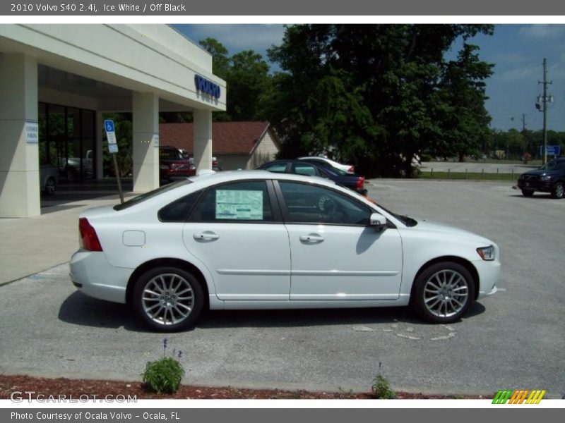 Ice White / Off Black 2010 Volvo S40 2.4i