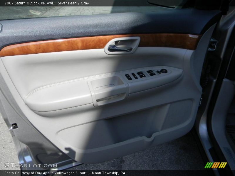 Silver Pearl / Gray 2007 Saturn Outlook XR AWD