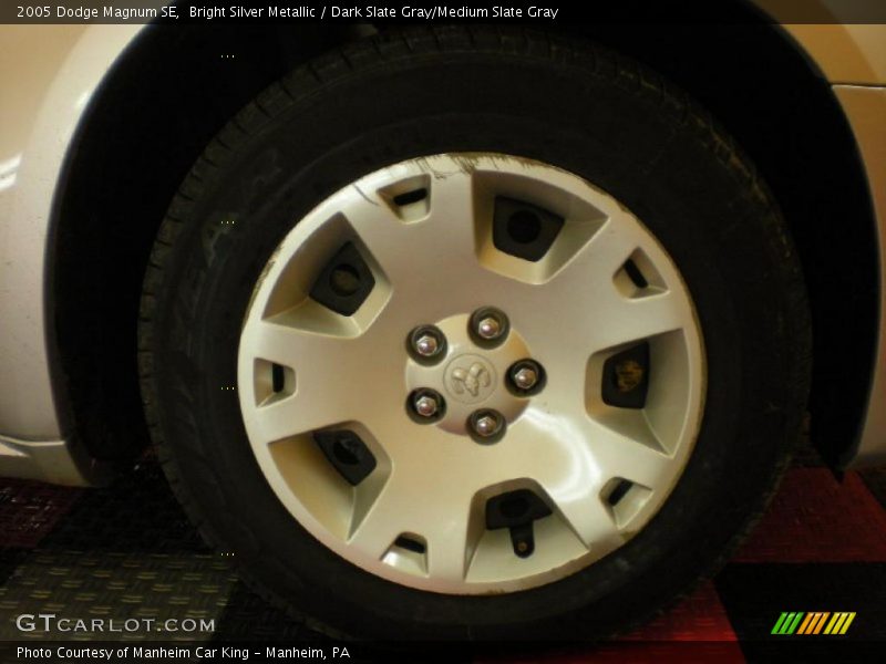 Bright Silver Metallic / Dark Slate Gray/Medium Slate Gray 2005 Dodge Magnum SE
