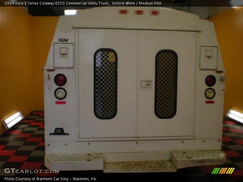 Oxford White / Medium Flint 2004 Ford E Series Cutaway E350 Commercial Utility Truck