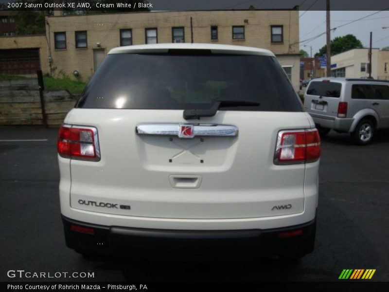 Cream White / Black 2007 Saturn Outlook XE AWD