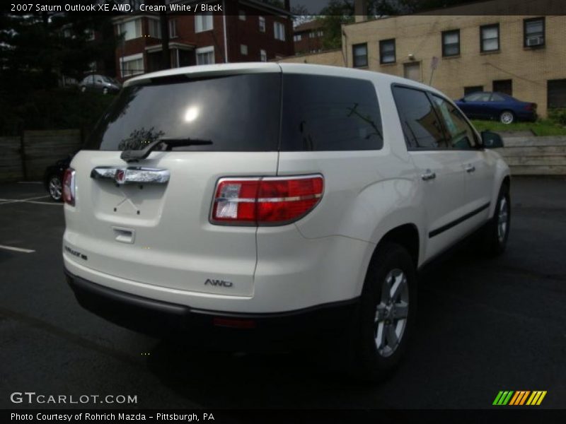 Cream White / Black 2007 Saturn Outlook XE AWD
