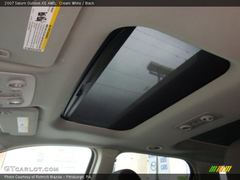 Cream White / Black 2007 Saturn Outlook XE AWD
