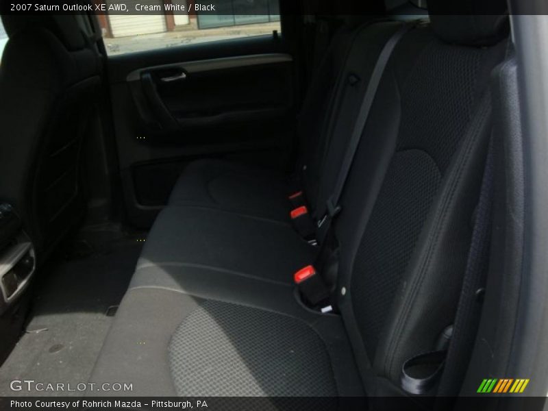 Cream White / Black 2007 Saturn Outlook XE AWD